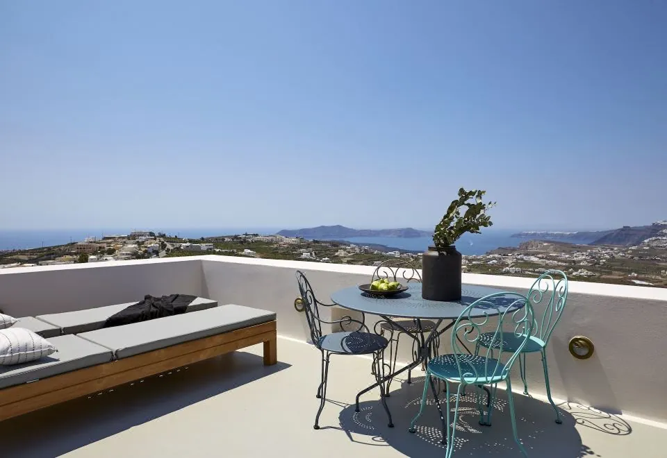 White and Co. La Torre Suites