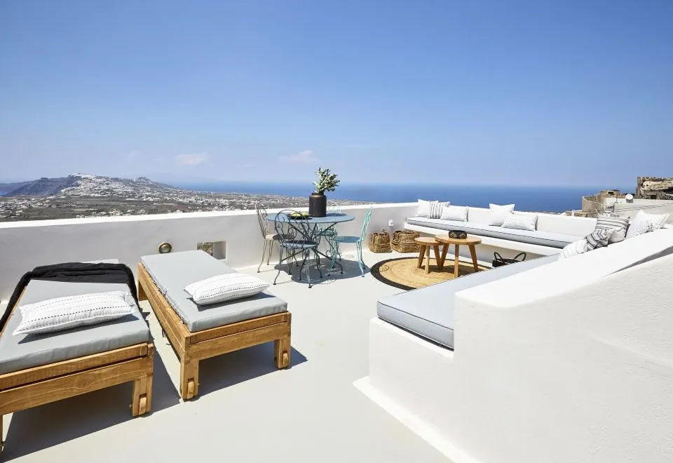 White and Co. La Torre Suites