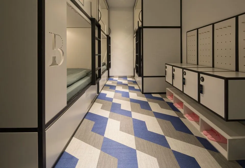 nullset youth hostel