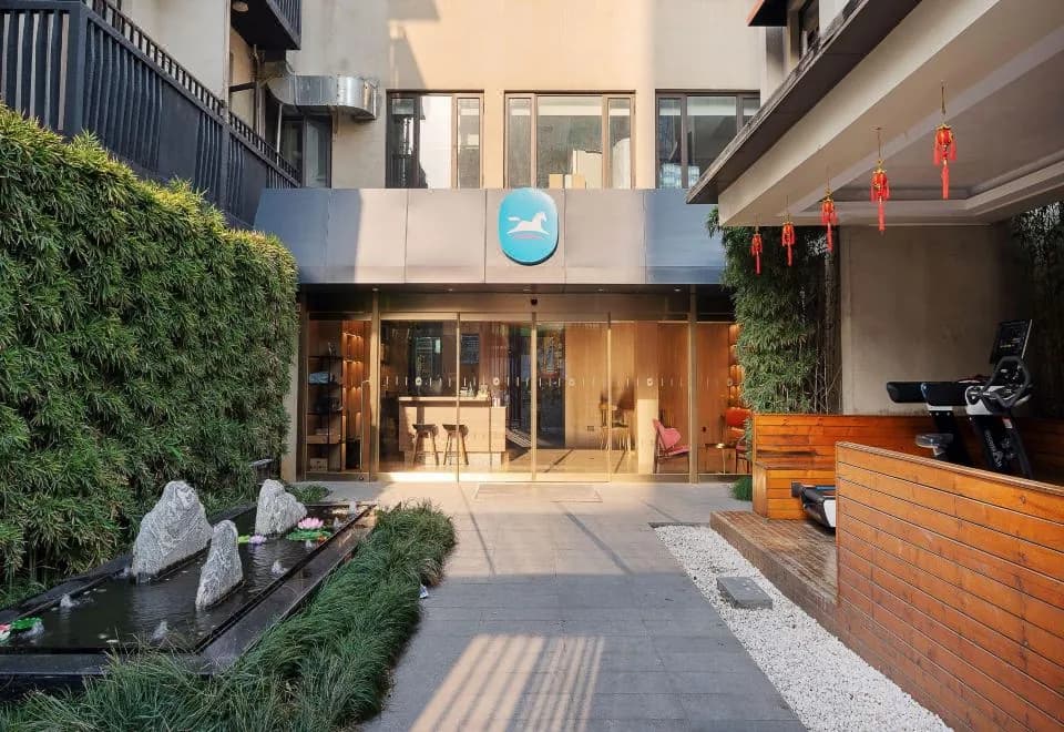 Hanting Hotel (Shanghai Lujiazui Financial Center Minsheng Road)