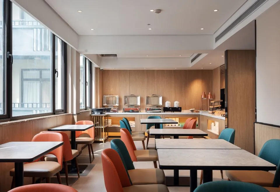 Hanting Hotel (Shanghai Lujiazui Financial Center Minsheng Road)