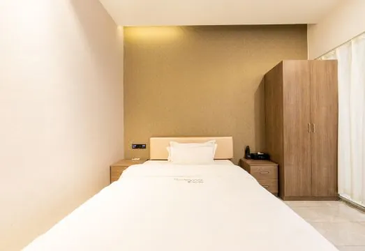 Qingmu Select Hotel (Shanghai Railway Station Zhongxing Road Metro Station)