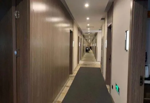 Qingmu Select Hotel (Shanghai Railway Station Zhongxing Road Metro Station)