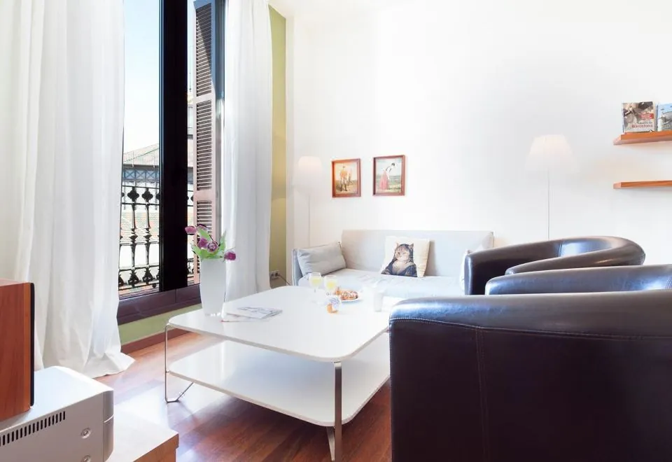 Inside Barcelona Apartments Mercat