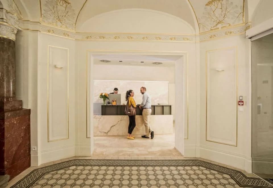 Hotel Golden Crown