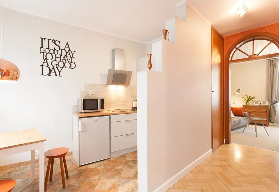 Faust and Mona Lisa Apartments