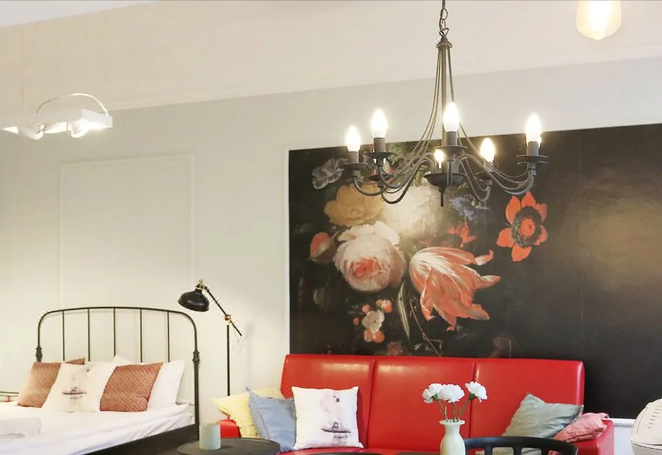 Faust and Mona Lisa Apartments