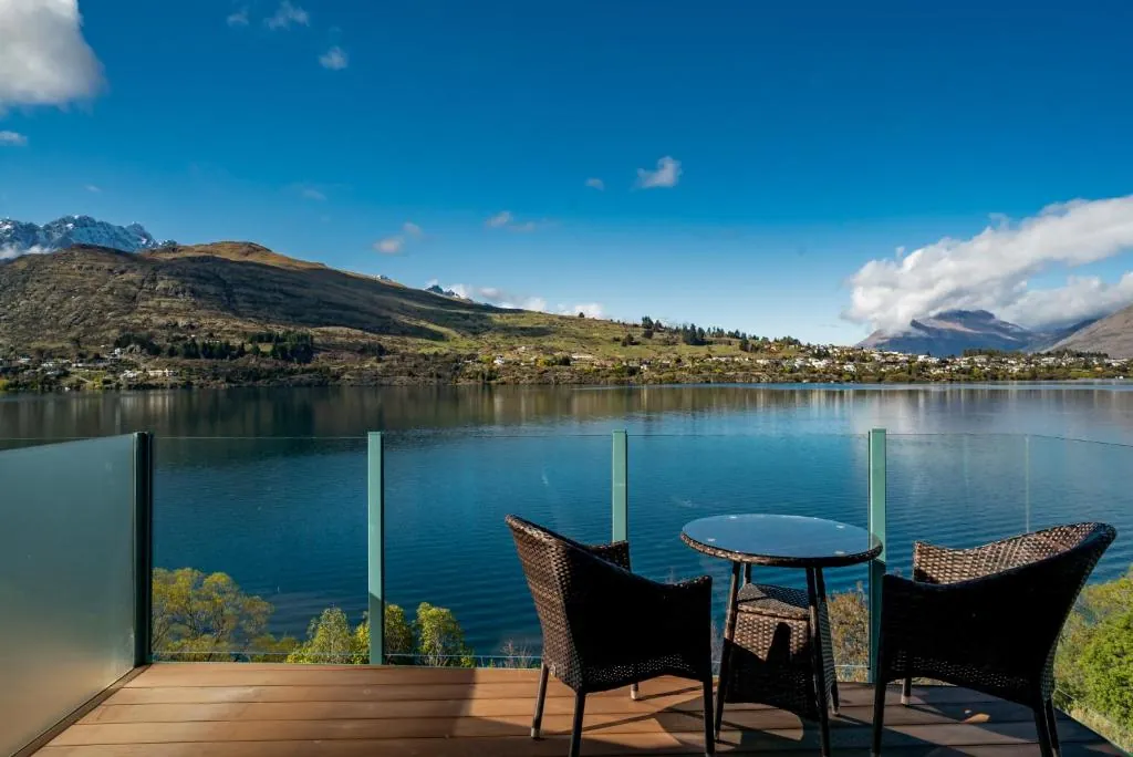 Lakefront Living at Remarkables Retreat - West