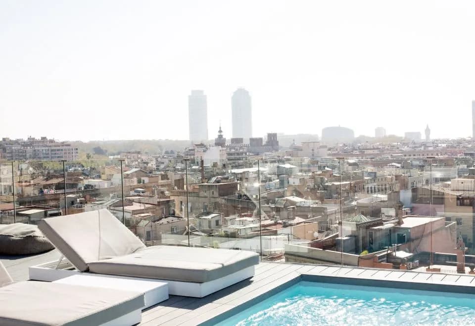 Yurbban Trafalgar Hotel