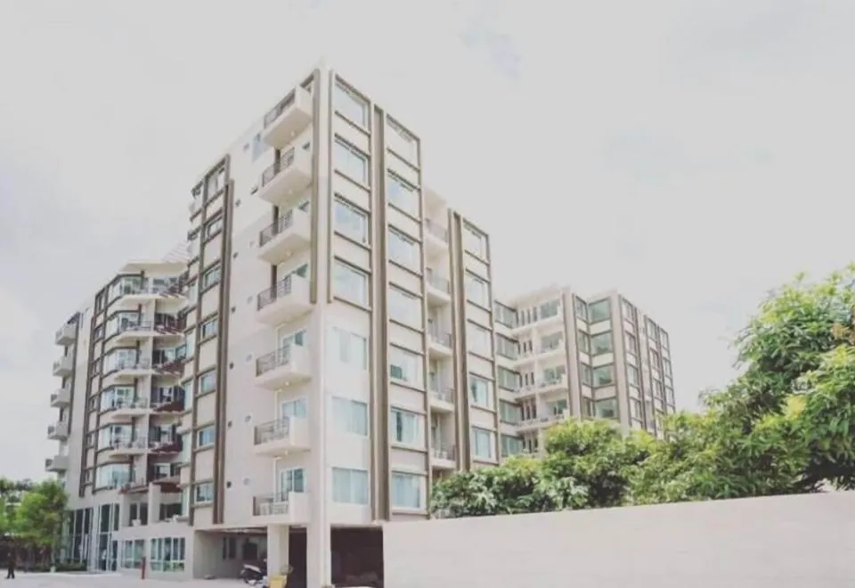 The Lux Ladprao 10