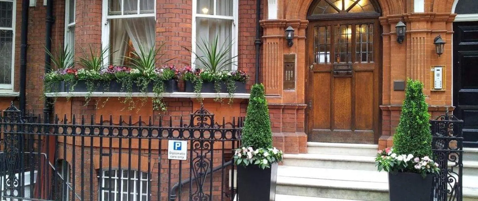 Kensington Court ApartHotel