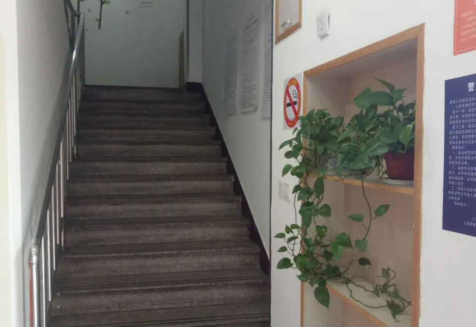 Pengyi Hotel (Shanghai No.9 People's Hospital Xizang South Road Subway Station)