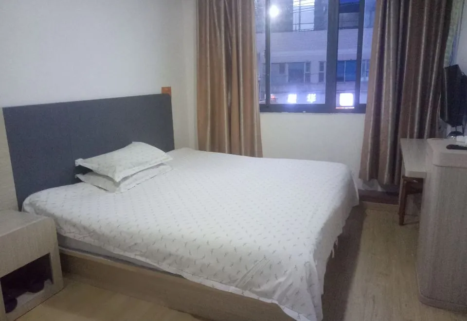 Pengyi Hotel (Shanghai No.9 People's Hospital Xizang South Road Subway Station)