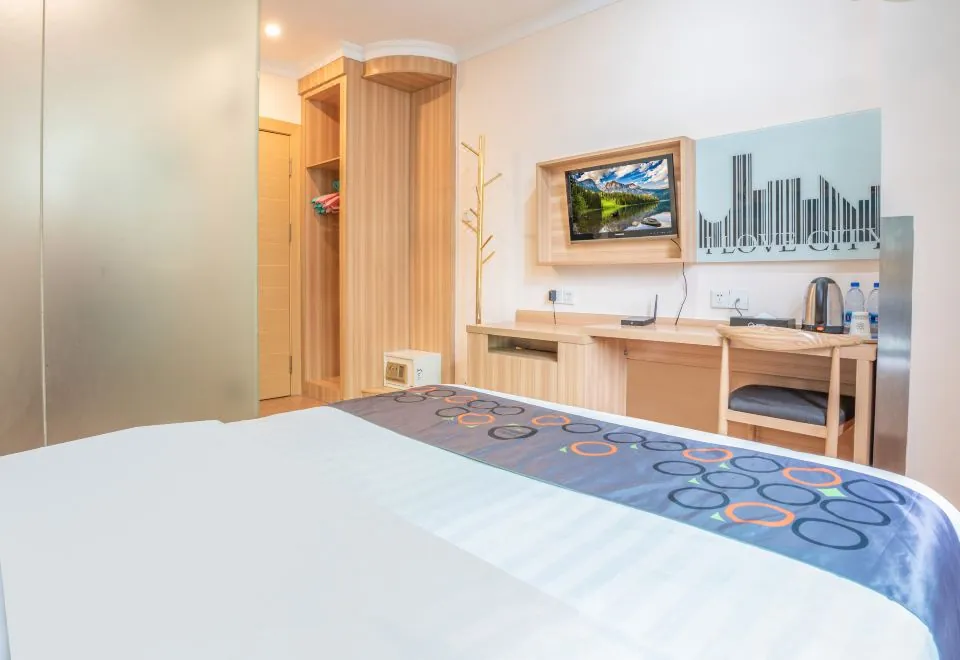 Yimi Hotel (Guangzhou East Lake subway station  Pearl River night tour Terminal)