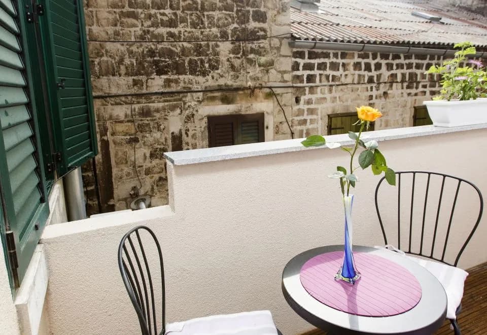 Prior Suites Split