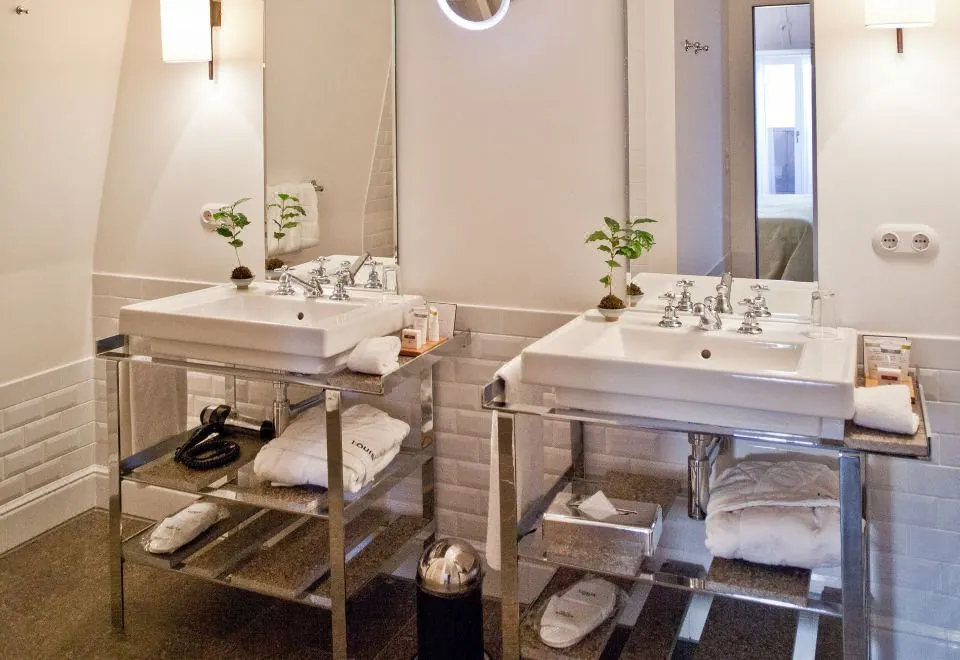 Louis Hotel