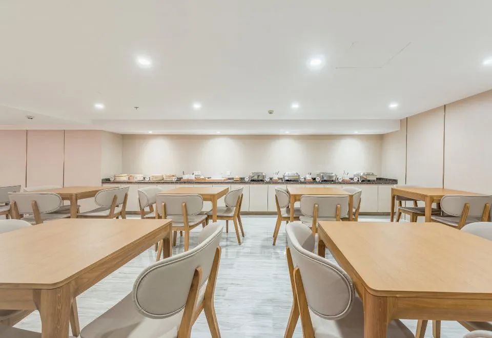 Ji Hotel (Shanghai Shangcheng Road Metro Station)