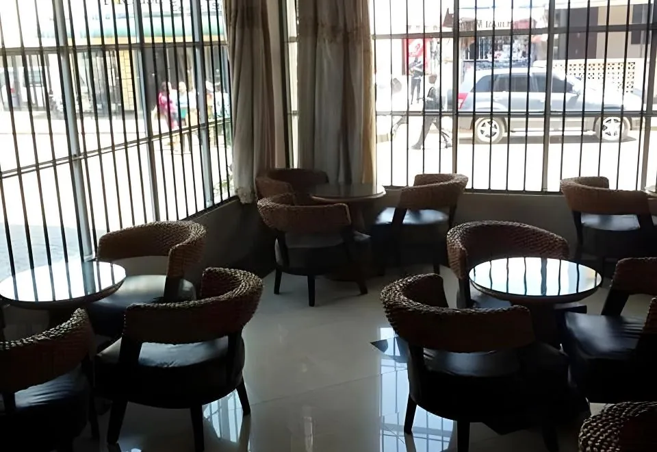 Mc-Elly's Hotel