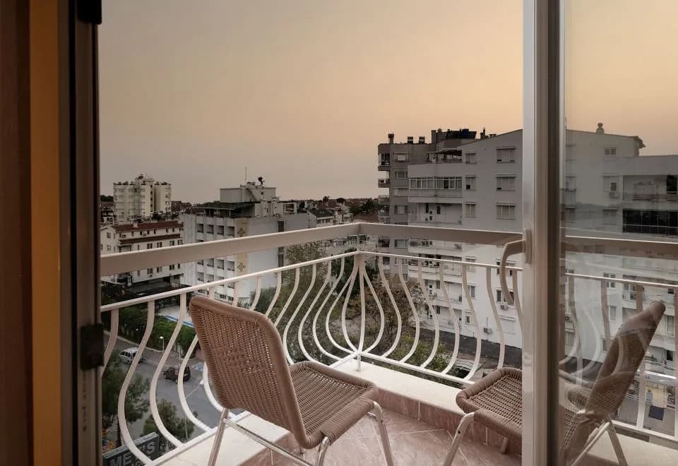 Lara Dinc Hotel