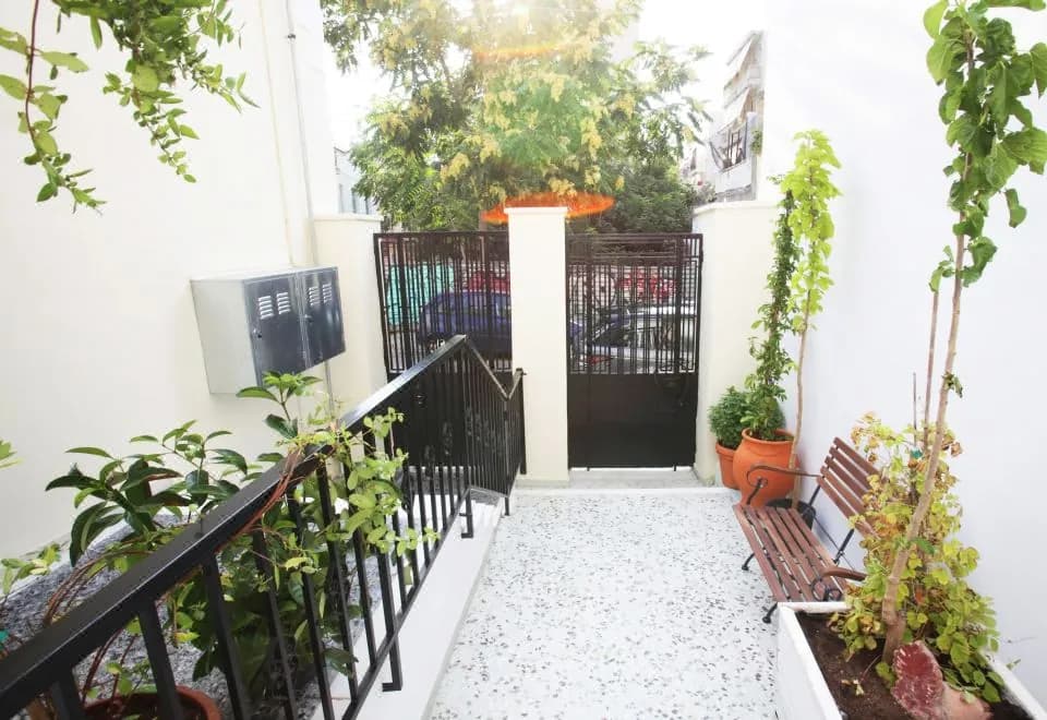 Live in Athens, Thissio suites