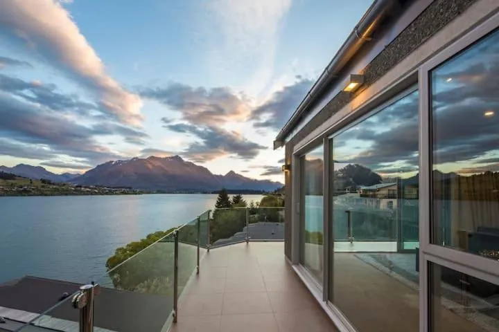 Lakefront Penthouse Apartment with 270-degree view