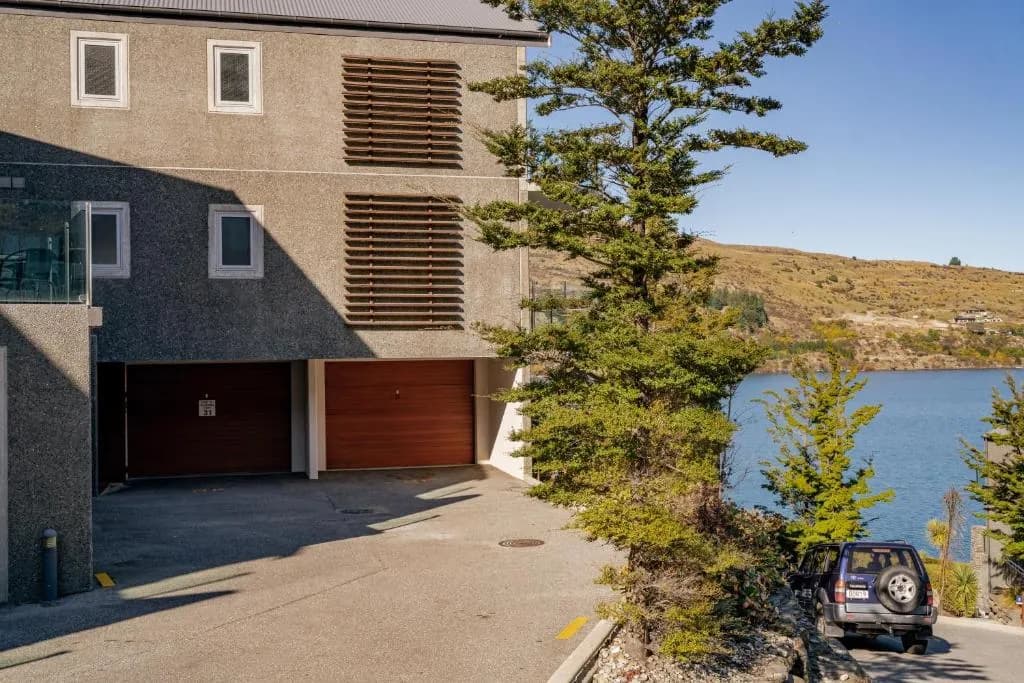 Lakefront Penthouse Apartment with 270-degree view