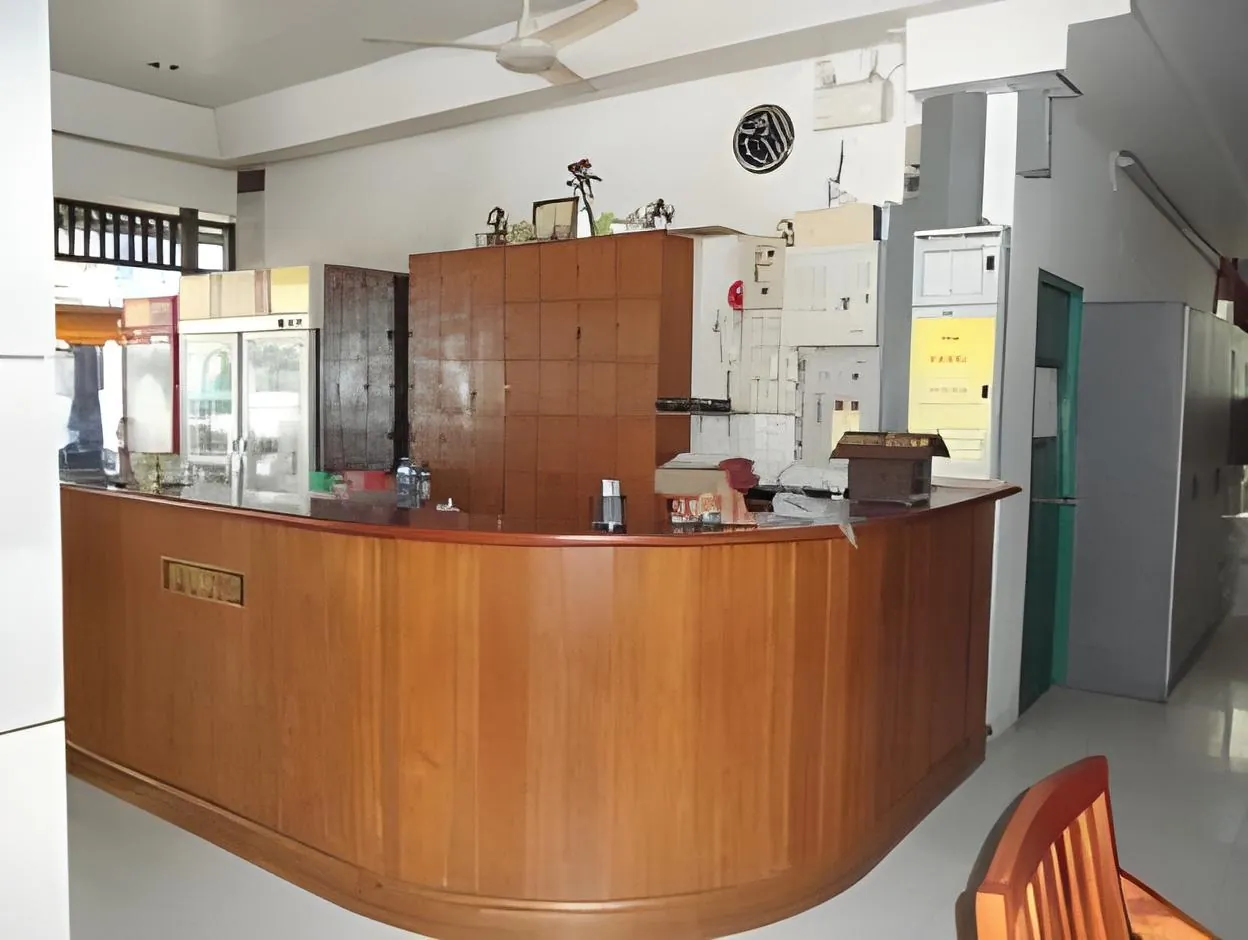 Nikom Court
