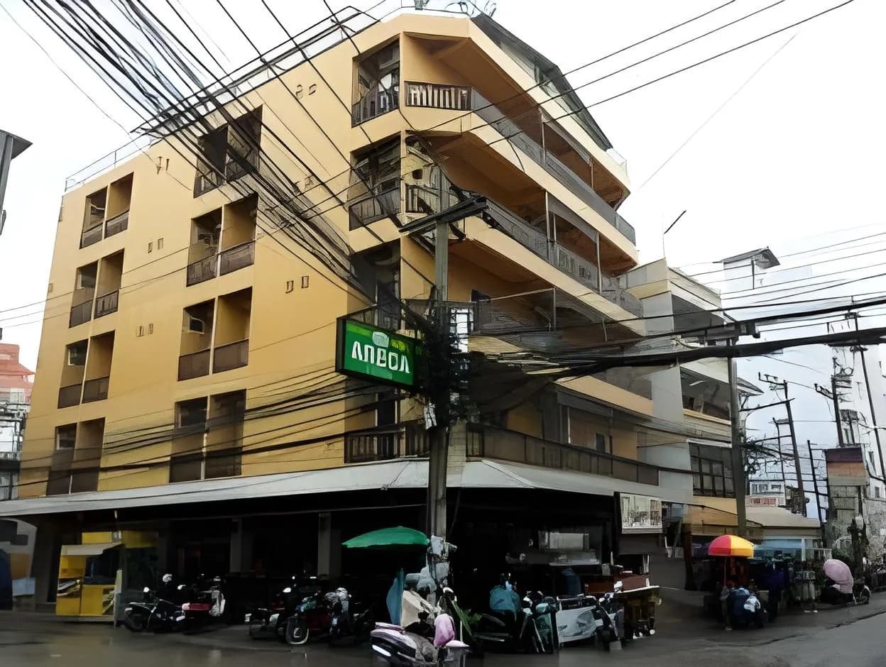 Nikom Court