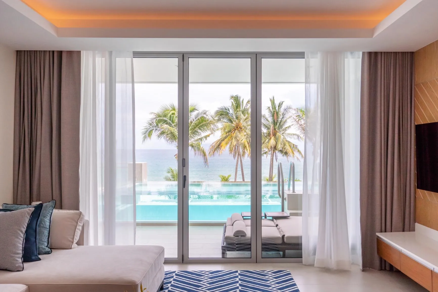 Beachfront Residence - Stunning Sea View
