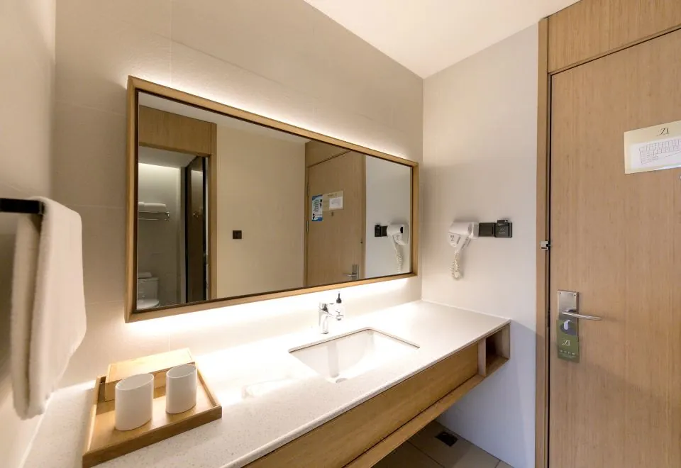Ji Hotel (Shanghai Zhangjiang Road Metro Station)