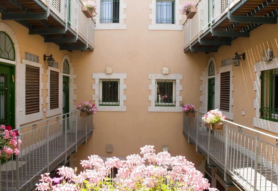 The Market Courtyard - Suites Hotel