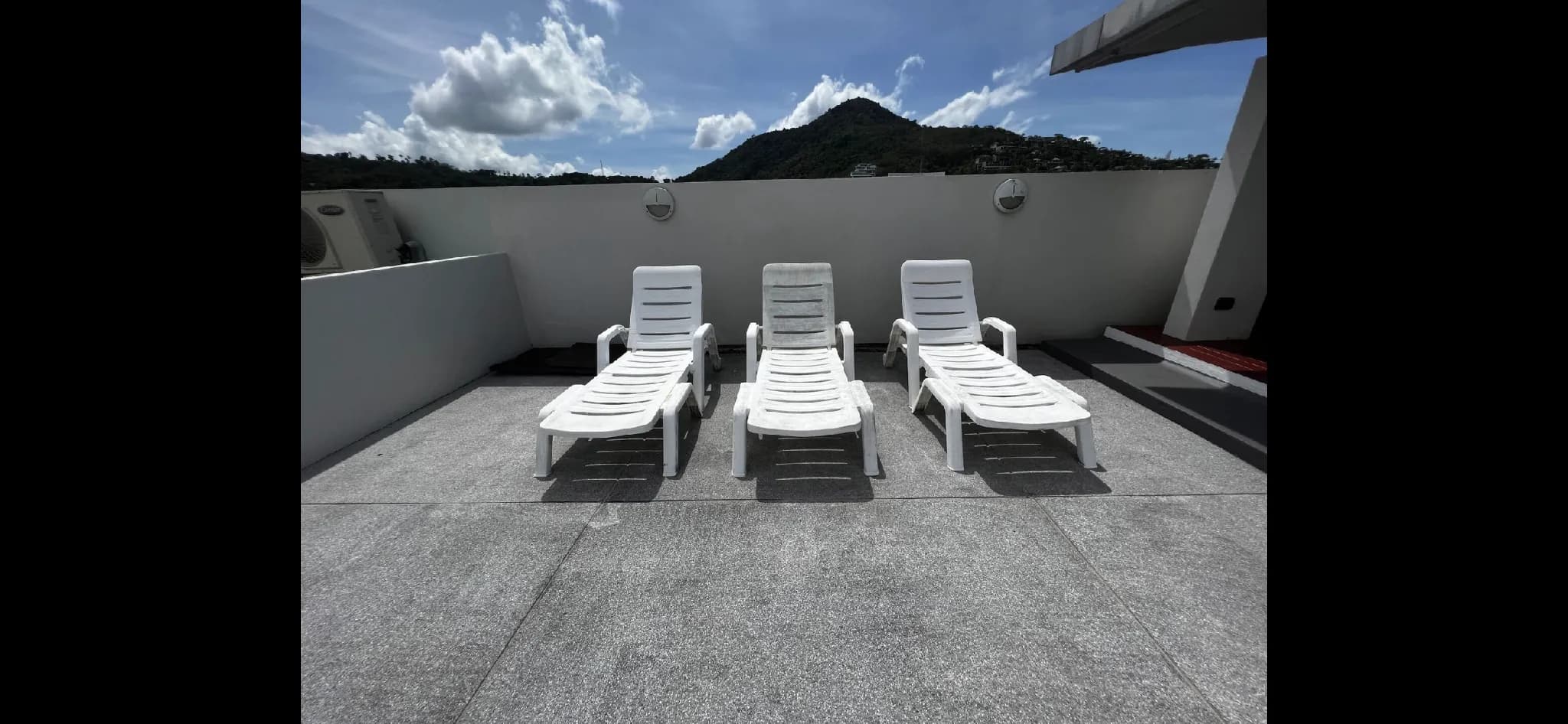 Luxurious 3BR Penthouse: Stunning Ocean Views