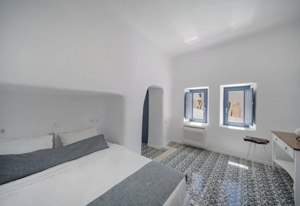 Luna Santorini Suites