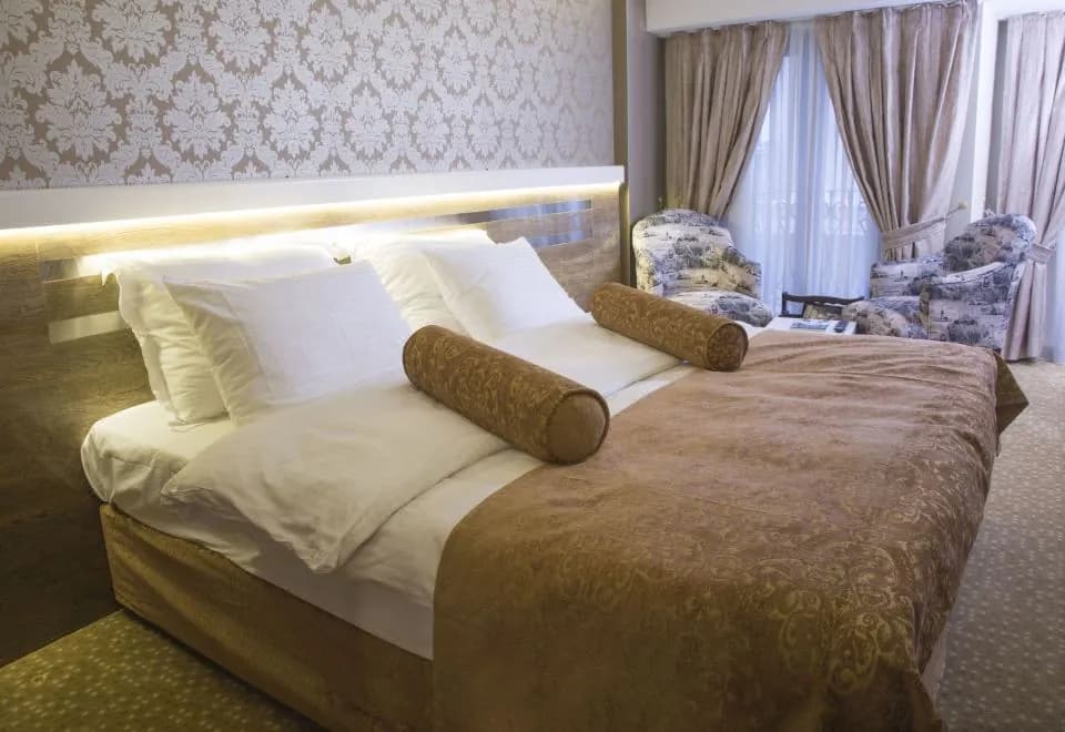 Golden Rain Hotel Old City