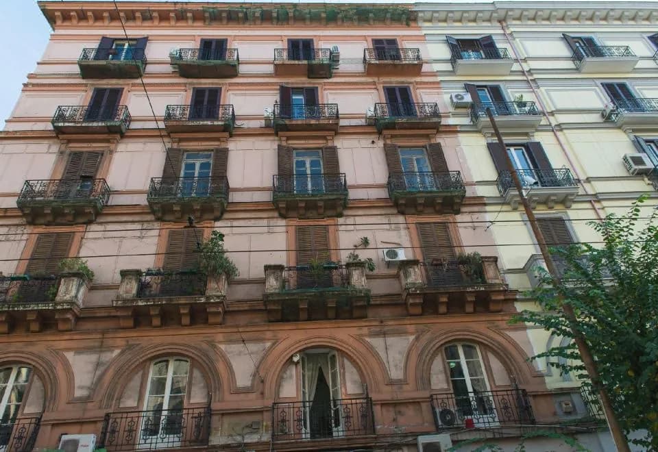 Napoli's Gold Hotel