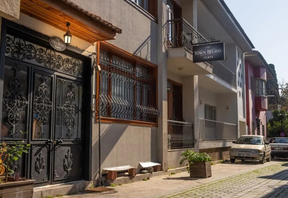 Old Town Deluxe Flats