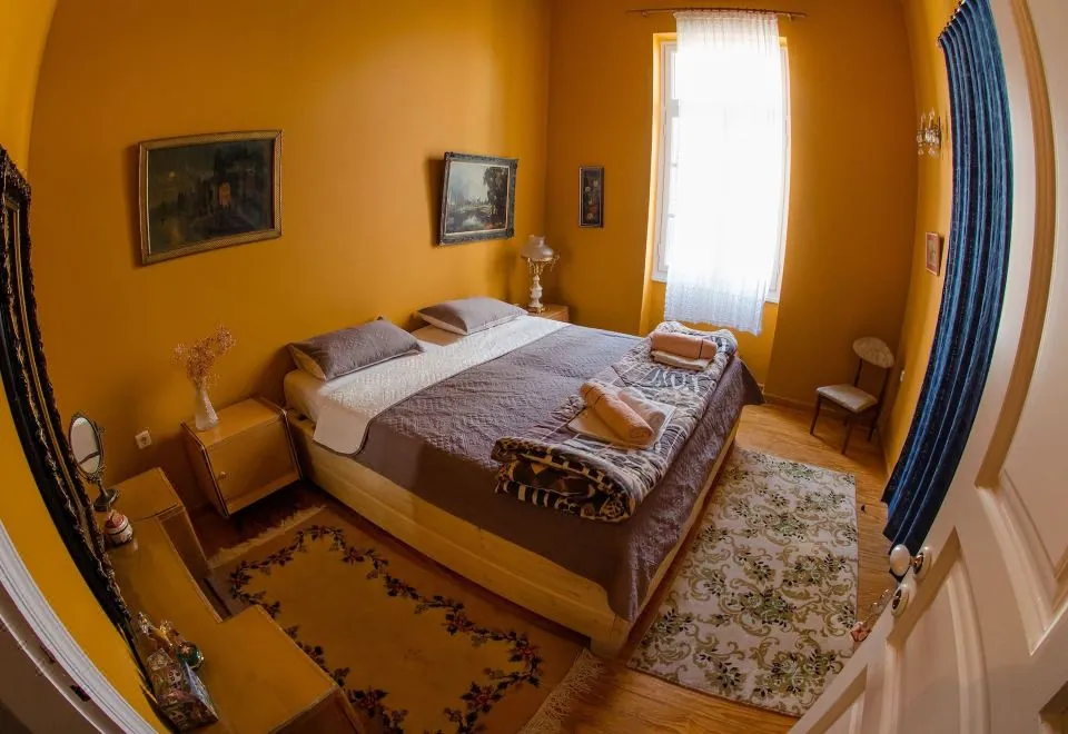 Athens Quinta
