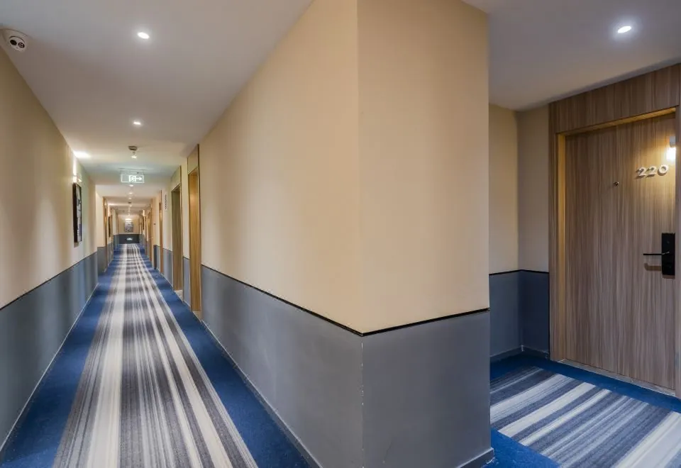 Ai Fei Hotel (Shanghai Xintiandi Lujiabang Road Metro Station)