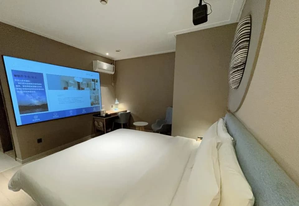 Home Inn (Shanghai Lujiabang Road Metro Station)