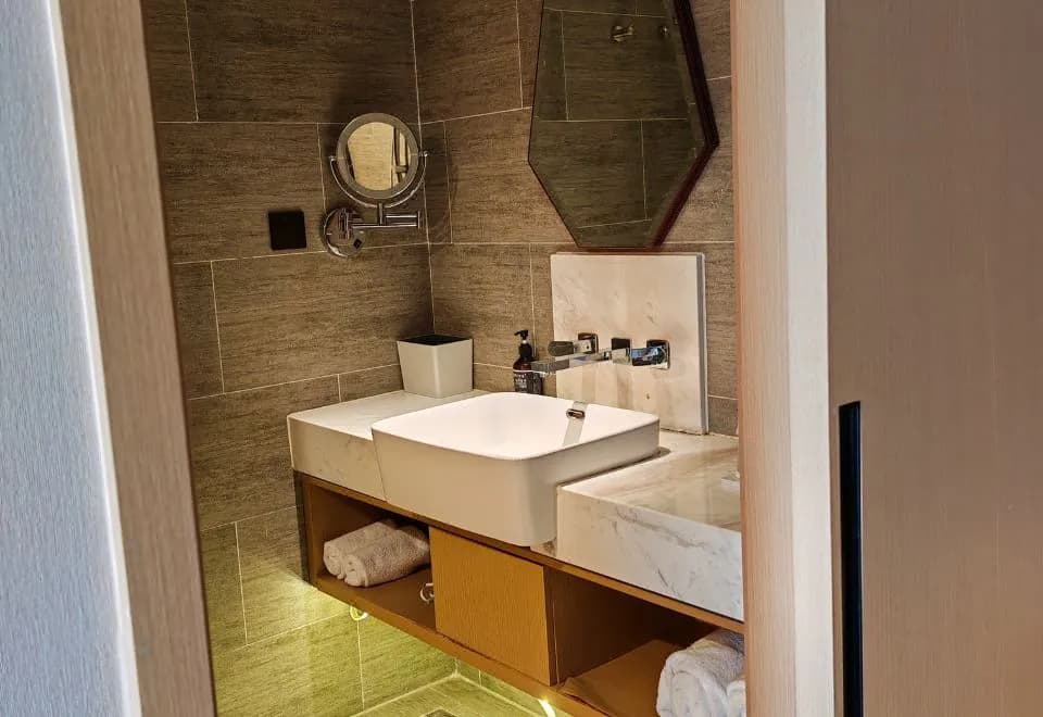 Sushi Luxury Hotel (Shanghai Dapu Bridge Riyueguang Branch)