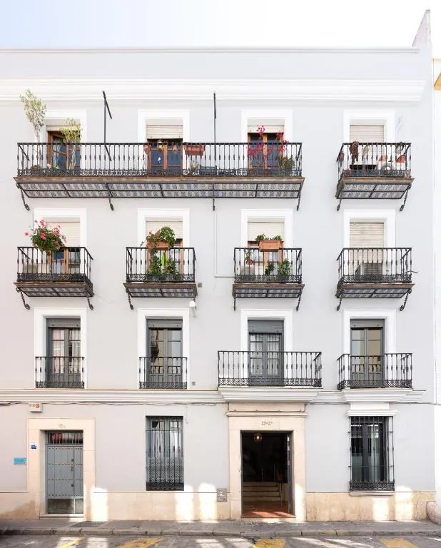 ELEVEN Real de la Carreteria, by Homing U