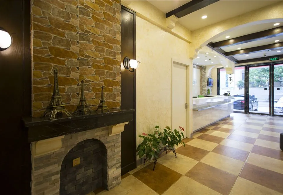Fast 109 Hotel Chain (Shanghai Baoshan Road Metro Station)