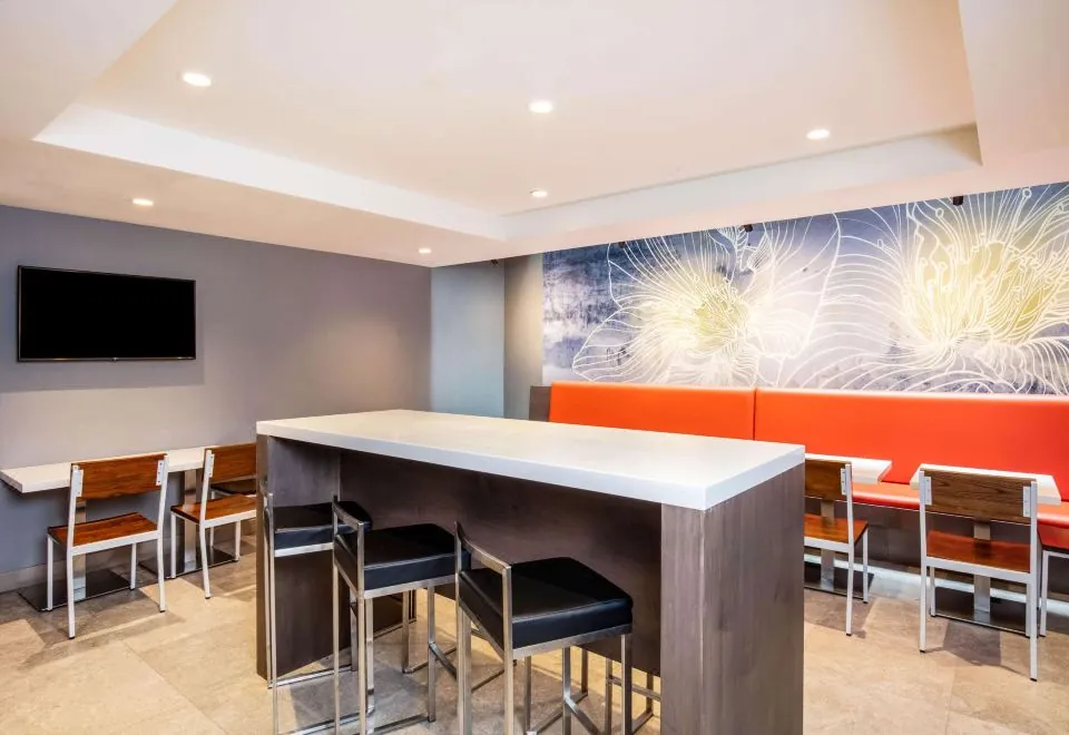 La Quinta Inn & Suites by Wyndham Times Square South