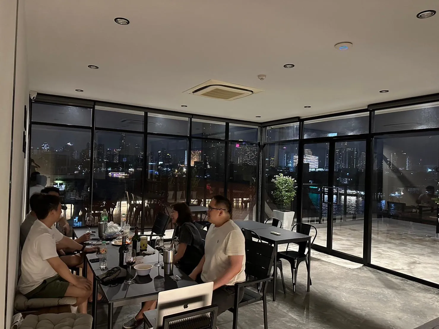 PIER 808 Hostel