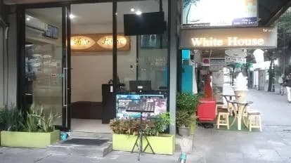 White House Asoke Sukhumvit 18