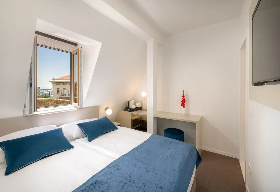 Flos Luxury Rooms