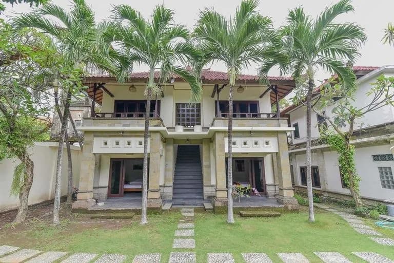 RedDoorz Plus Near Seminyak Square