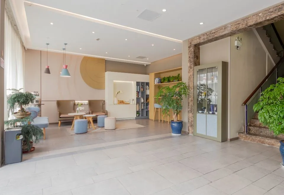 Home Inn (Shanghai Gaoke West Road Yanggao South Road Metro Station)