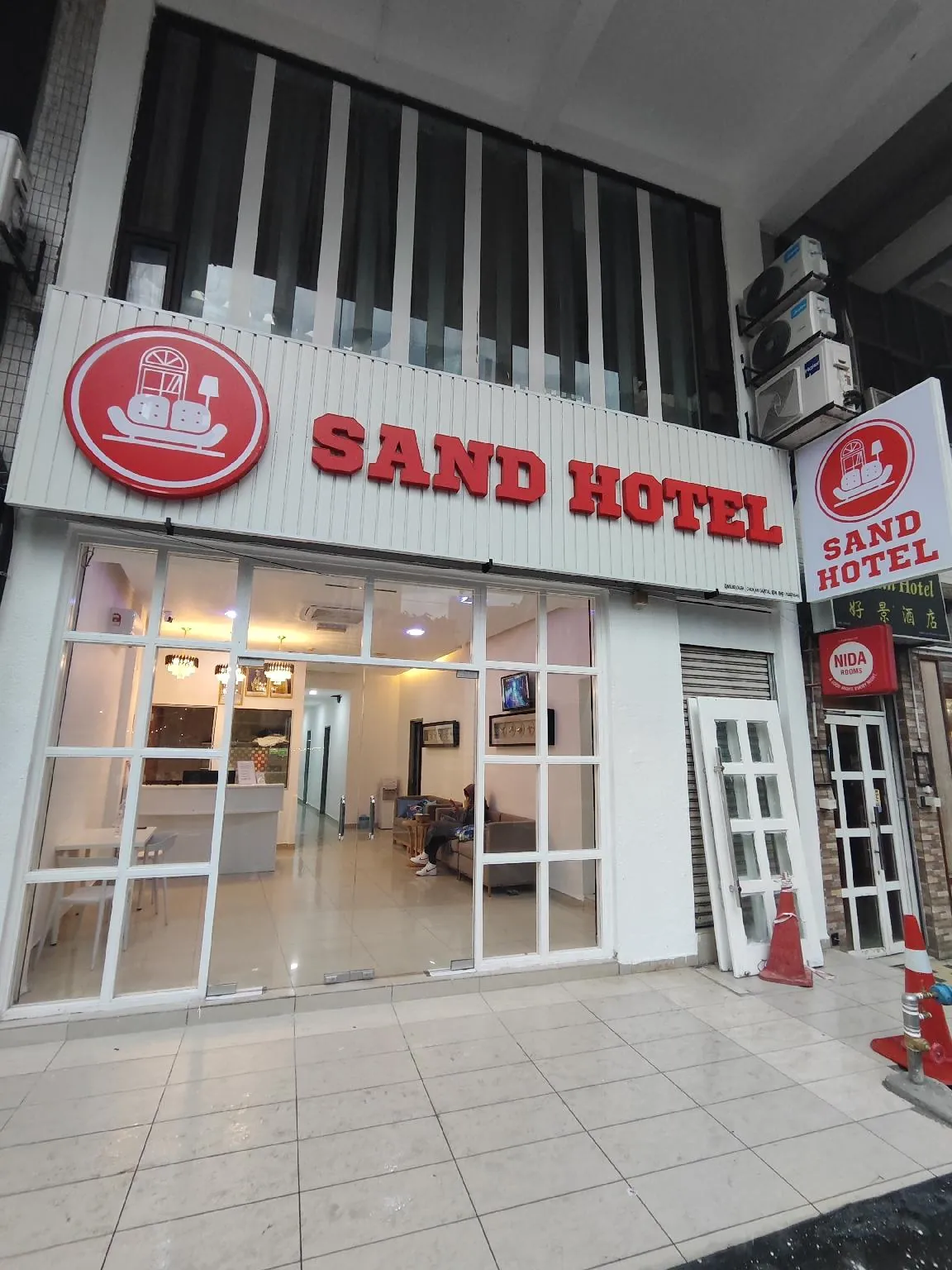 SAND HOTEL