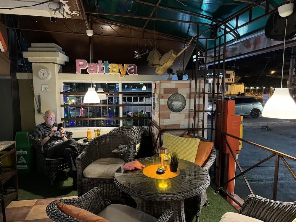 OYO 838 Aromdee Apartment